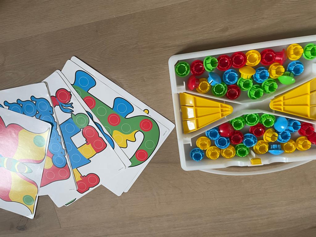 Prikbord met patronen en prikkers, Kinderen en Baby's, Speelgoed | Educatief en Creatief, Ophalen of Verzenden, Gebruikt