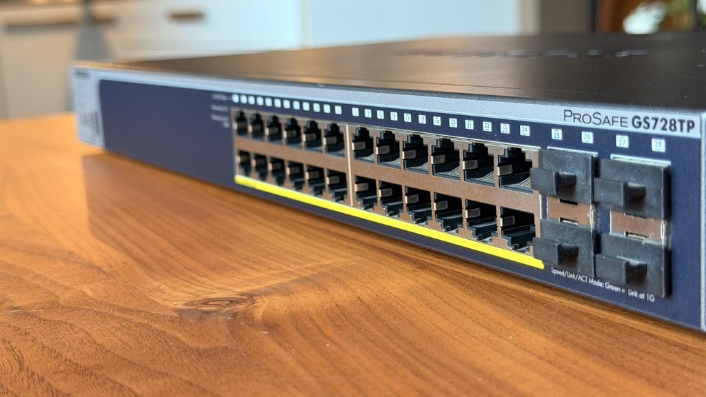 Netgear GS728TP Smart Managed PoE+ Switch - 24 Poorten, Computers en Software, Routers en Modems, Zo goed als nieuw, Verzenden