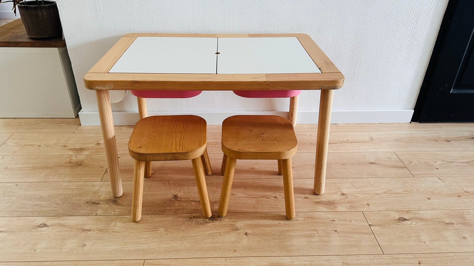 IKEA Flisat tafel met 2 roze bakken en 2 krukjes, Ophalen, Gebruikt, Tafel(s) en Stoel(en)