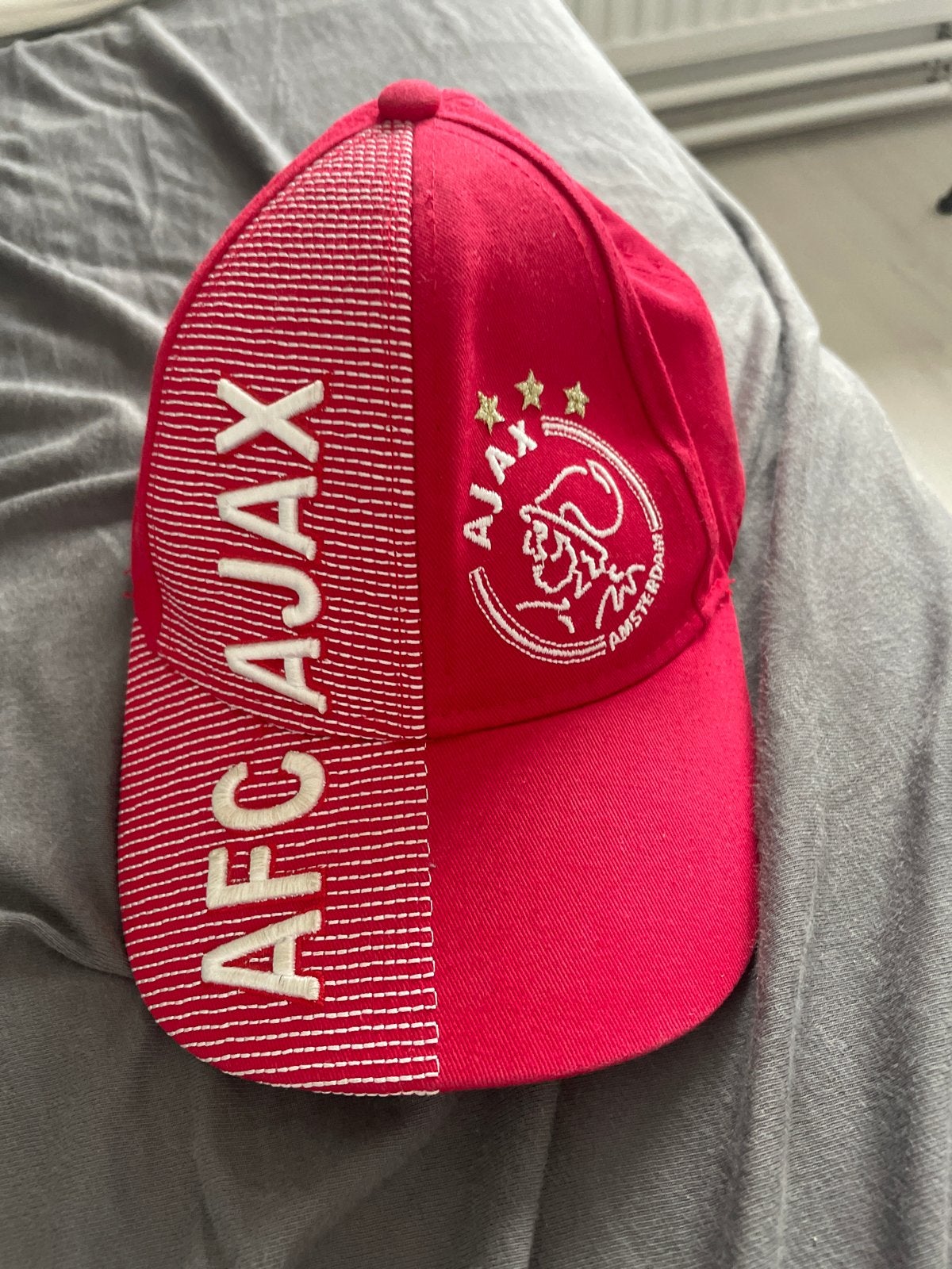 Ajax pet rood - Zo goed als nieuw, Ophalen of Verzenden, Zo goed als nieuw, One size fits all, Pet