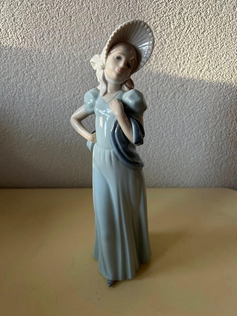 Prachtig Origineel NAO Lladro Beeldje - Dama Airosa, Ophalen of Verzenden, Zo goed als nieuw, Mens