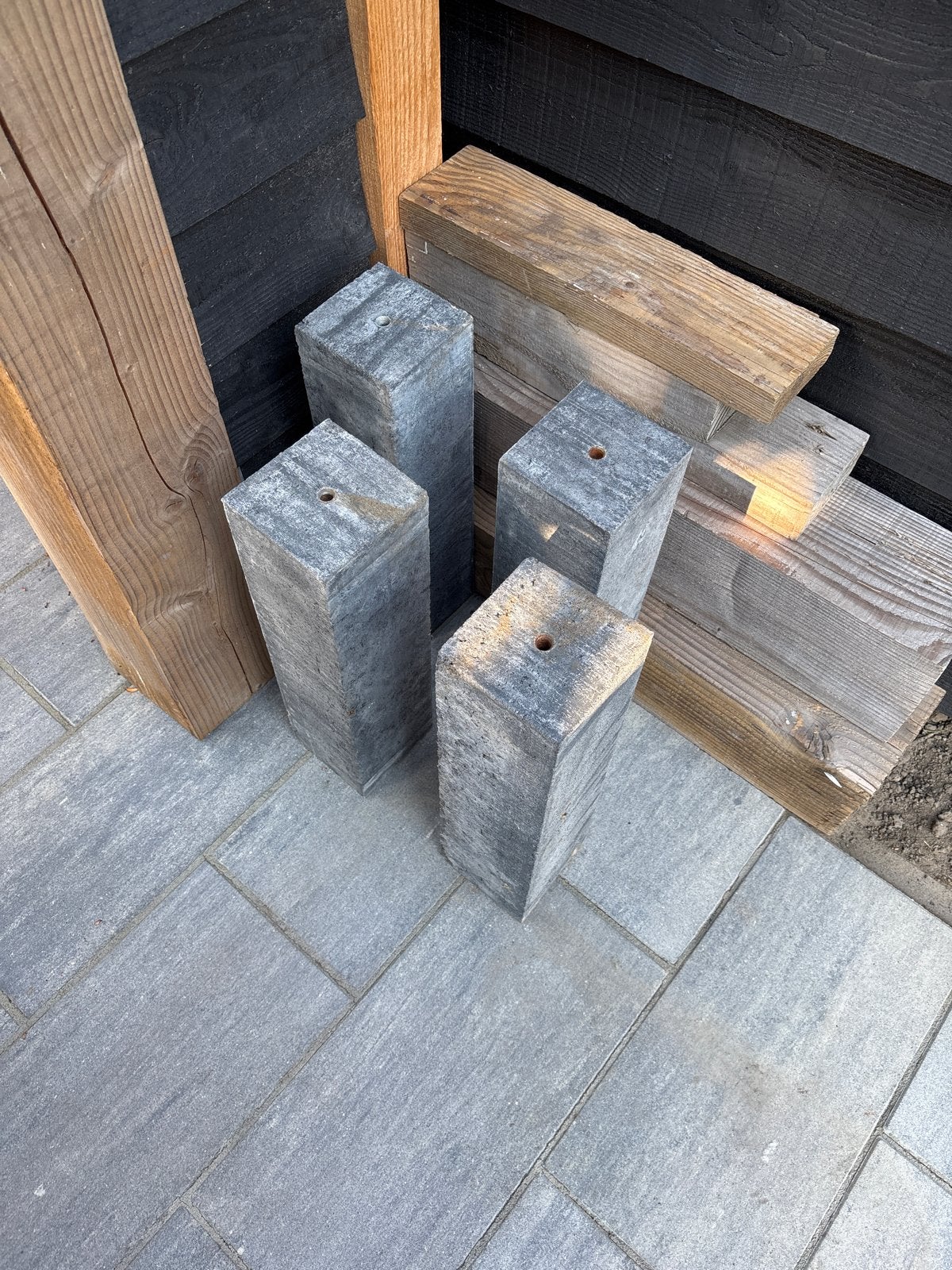 4x Betonnen paaltjes - Grijs - Gebruikt 15x15x60, Tuin en Terras, Ophalen, Overige materialen, Gebruikt, Overige typen
