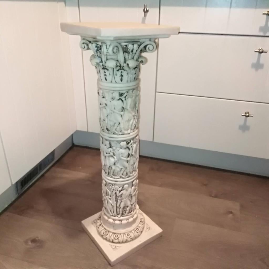 Vintage Griekse pilaar met gedetailleerde afbeeldingen., Huis en Inrichting, Ophalen, Gebruikt
