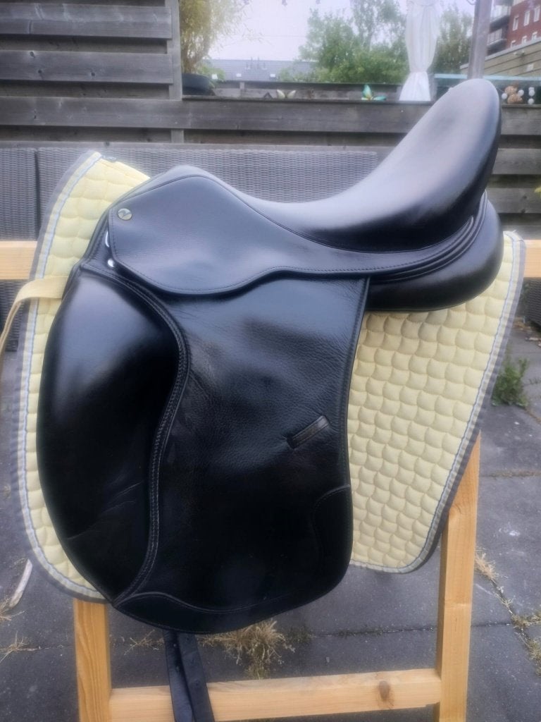 Superfijn Busse Berlin dressuurzadel 17,5inch, Dieren en Toebehoren, Paarden en Pony's | Zadels, Ophalen, Gebruikt, Dressuur