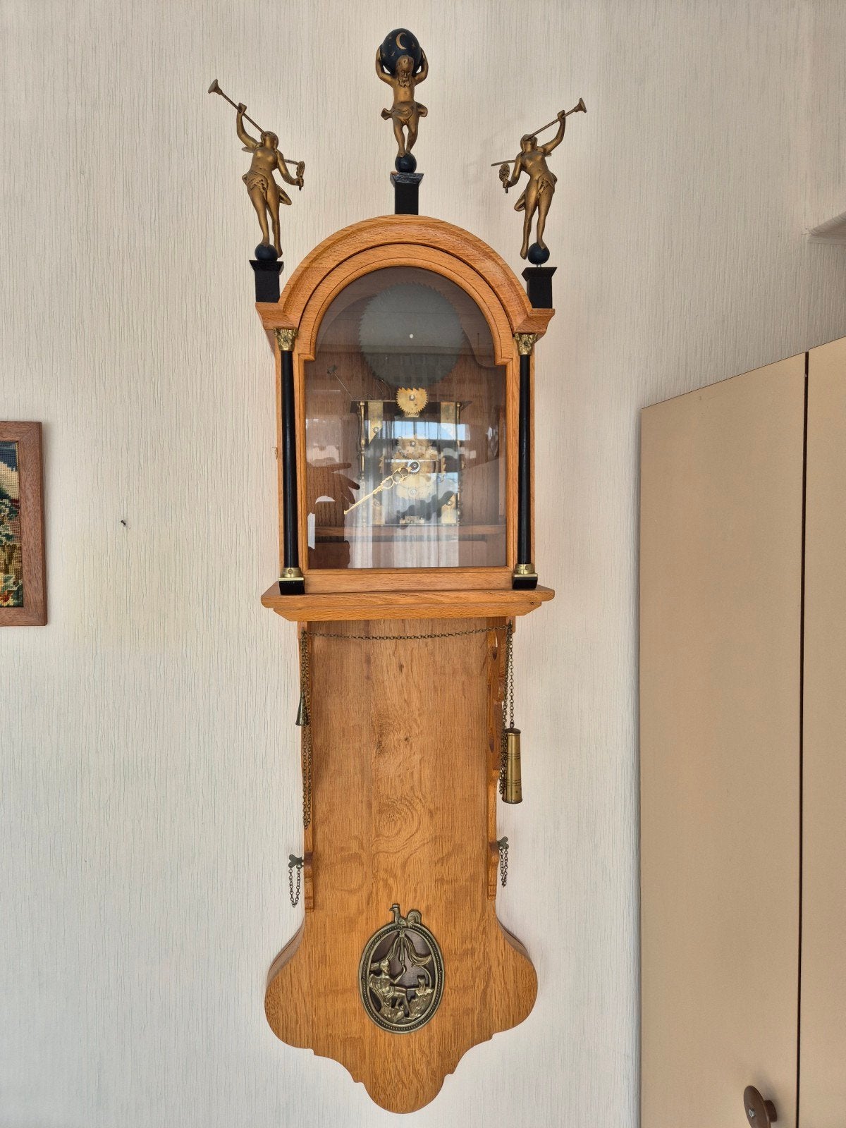 Wandklok met bronzen figuren, Antiek en Kunst, Ophalen