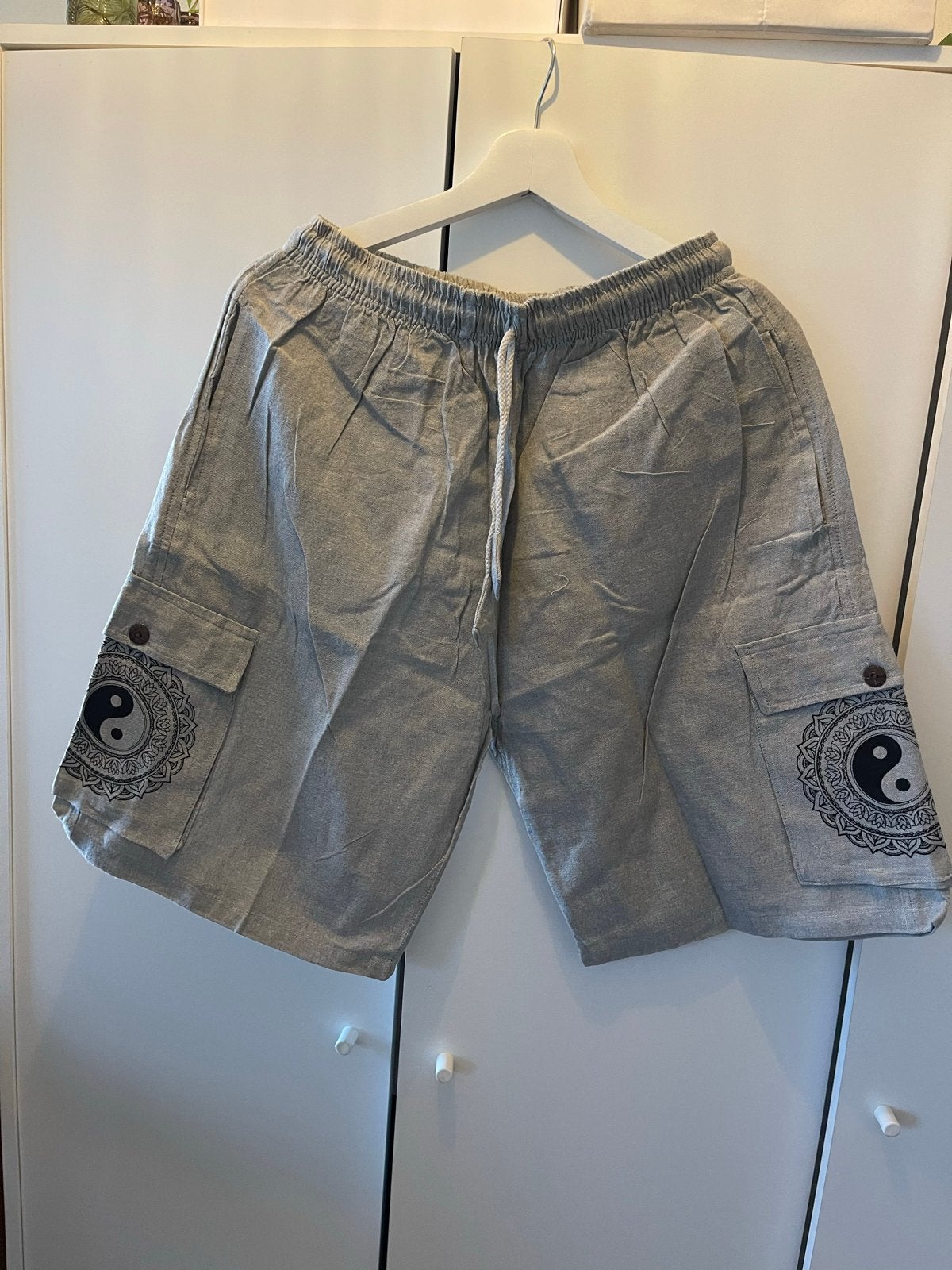 Grijze korte broek met Yin Yang print M, Ophalen of Verzenden, Zo goed als nieuw, Overige maten, Grijs