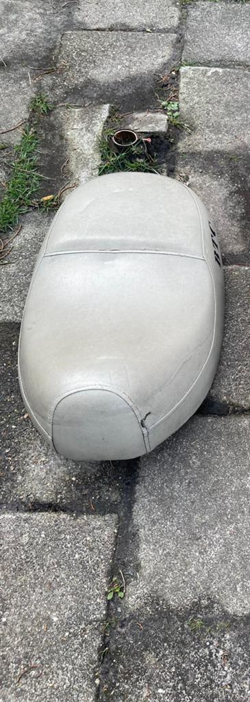 BTC zadel scooter, Fietsen en Brommers, Brommeronderdelen | Scooters, Ophalen of Verzenden, Zo goed als nieuw, Zadel, Overige merken