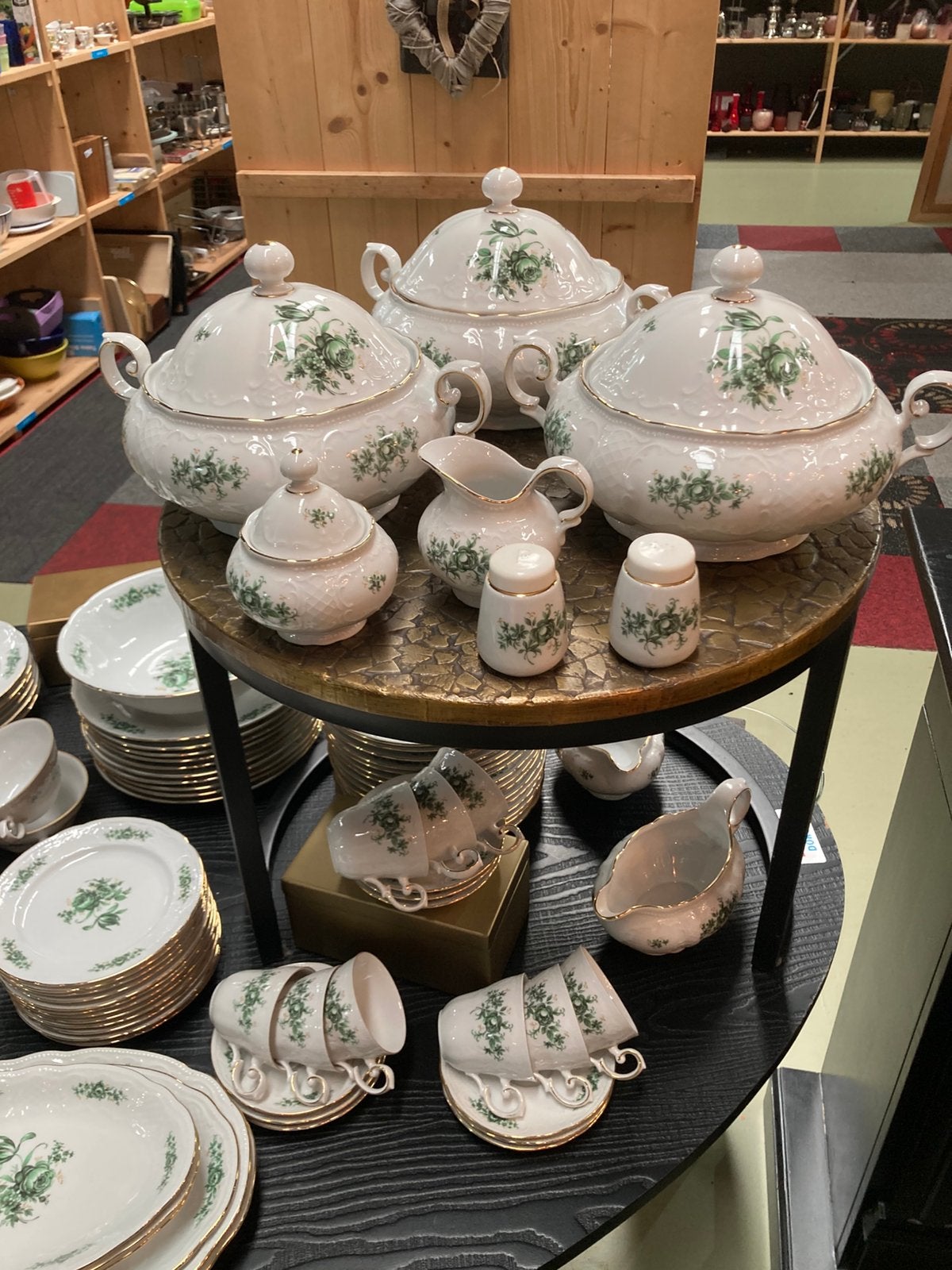 Compleet servies met groene bloemdecoratie en gouden rand, Ophalen of Verzenden