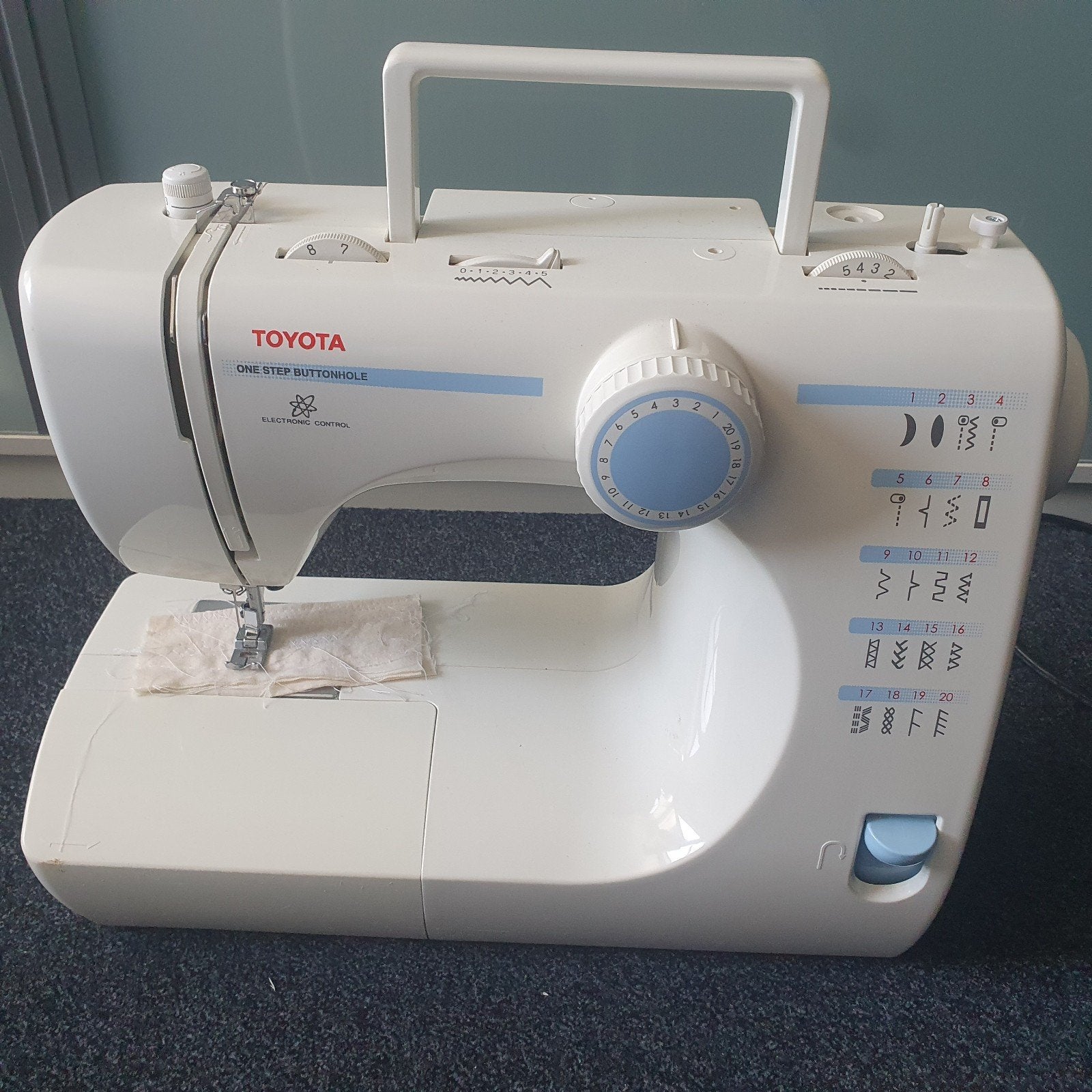 Toyota Naaimachine - One Step Buttonhole, Hobby en Vrije tijd, Naaimachines en Toebehoren, Ophalen of Verzenden