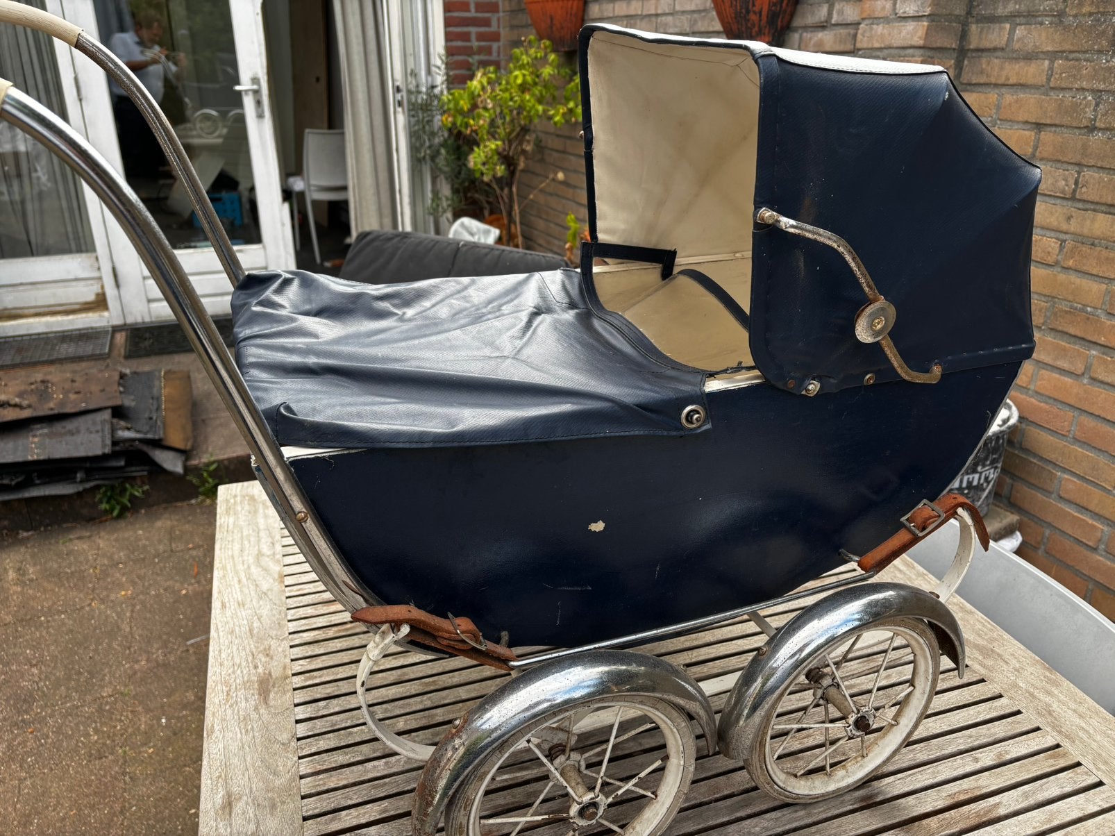 Antieke poppenwagen, Ophalen