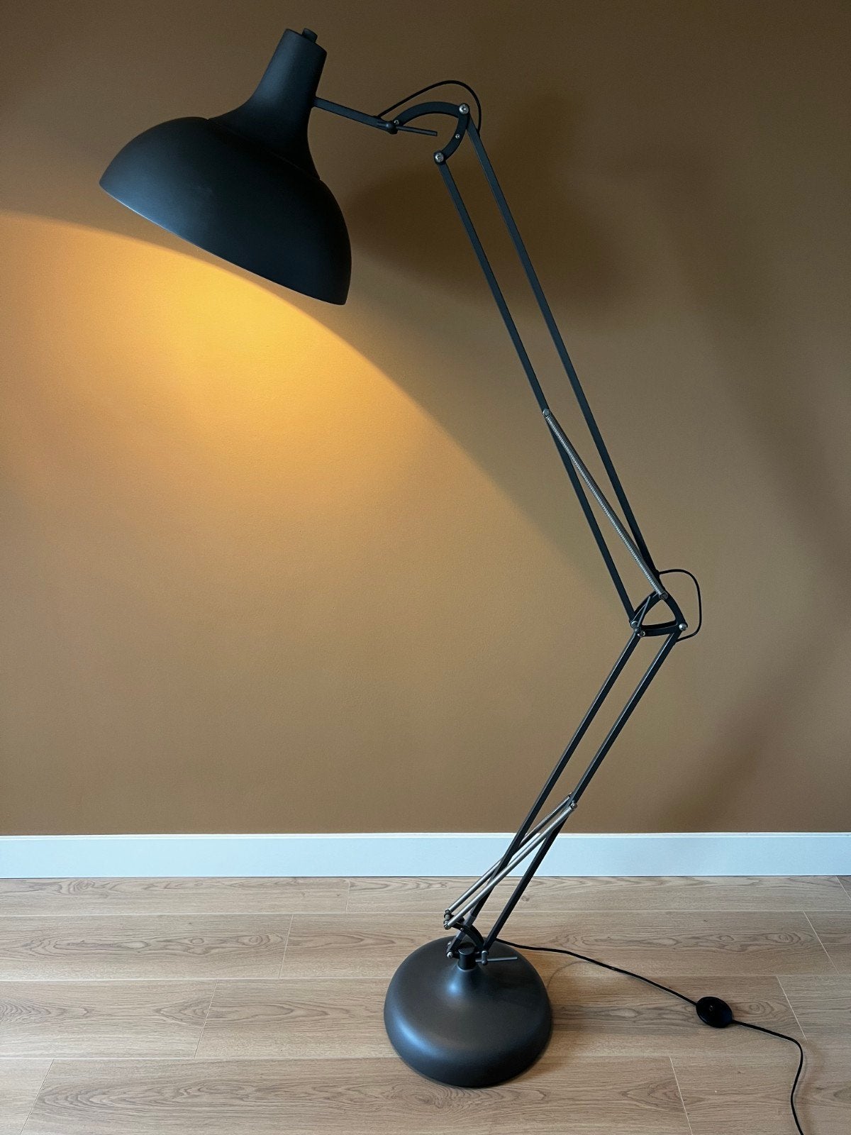 Industriële staande vloerlamp, grijs/antraciet., Huis en Inrichting, Lampen | Vloerlampen, Ophalen, Zo goed als nieuw, 150 tot 200 cm