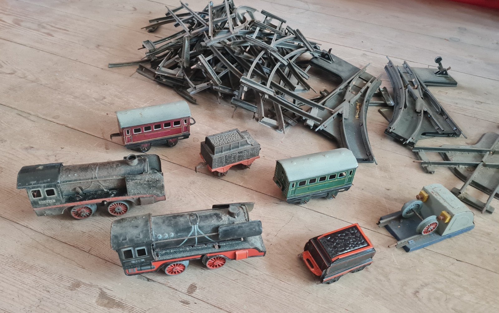 Oude metalen treinset: 2 locomotieven, 4 wagons en rails, Overige merken, Gelijkstroom, Ophalen of Verzenden, Gebruikt