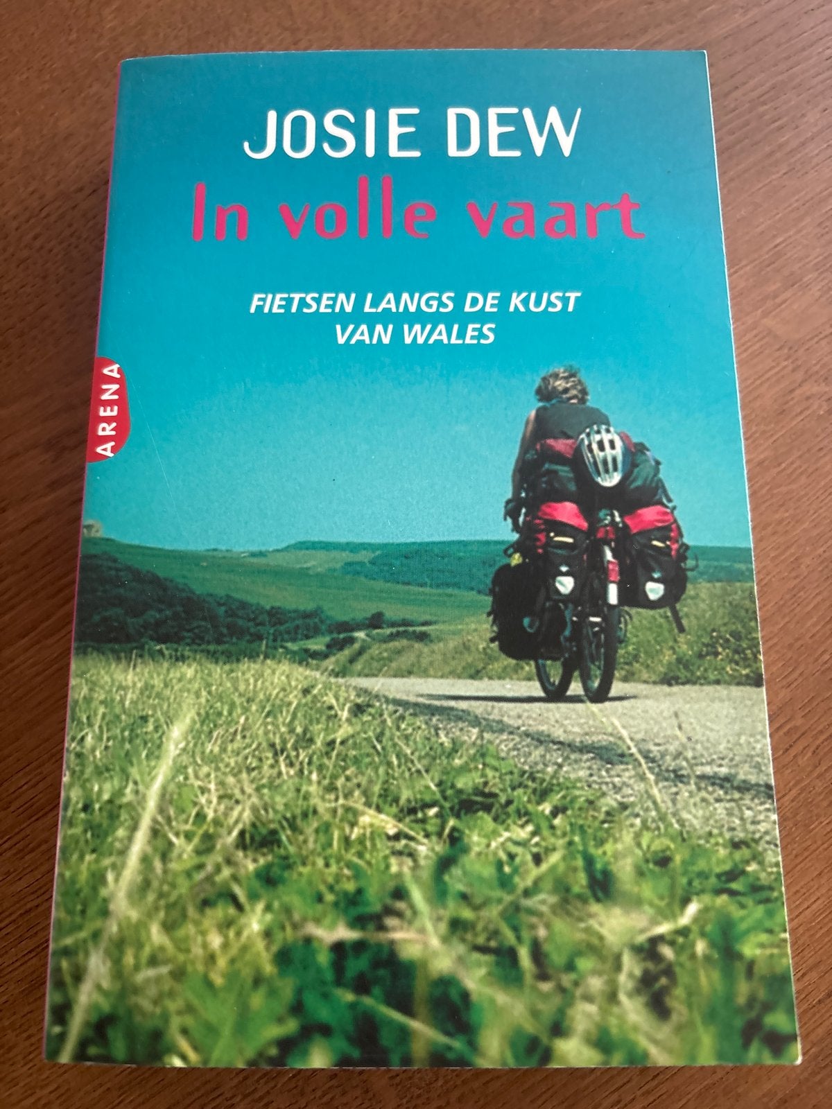 In volle vaart: Fietsen langs de kust van Wales, Europa, Ophalen of Verzenden, Reisgids of -boek, Gelezen