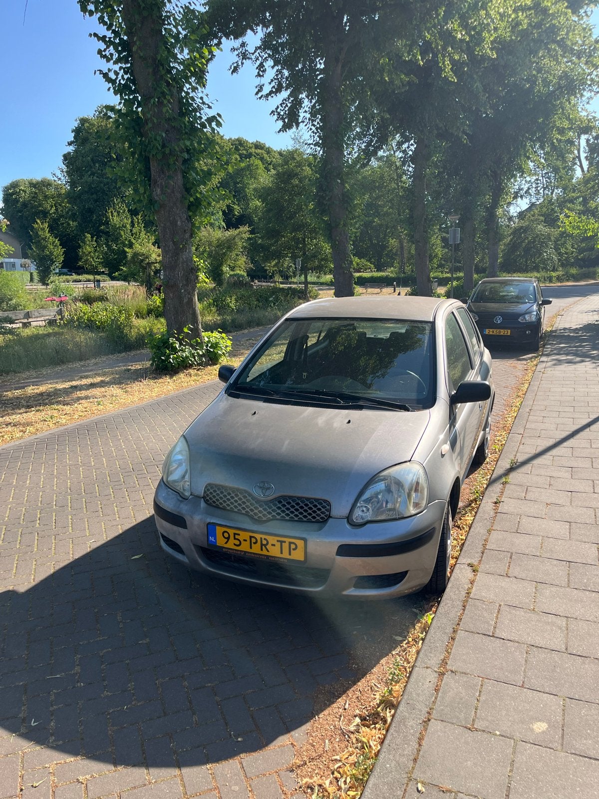 Toyota Yaris 1.3 16V Vvti 5DR 2004 Grijs, Auto's, Voorwielaandrijving, 4 cilinders, 400 kg, Origineel Nederlands