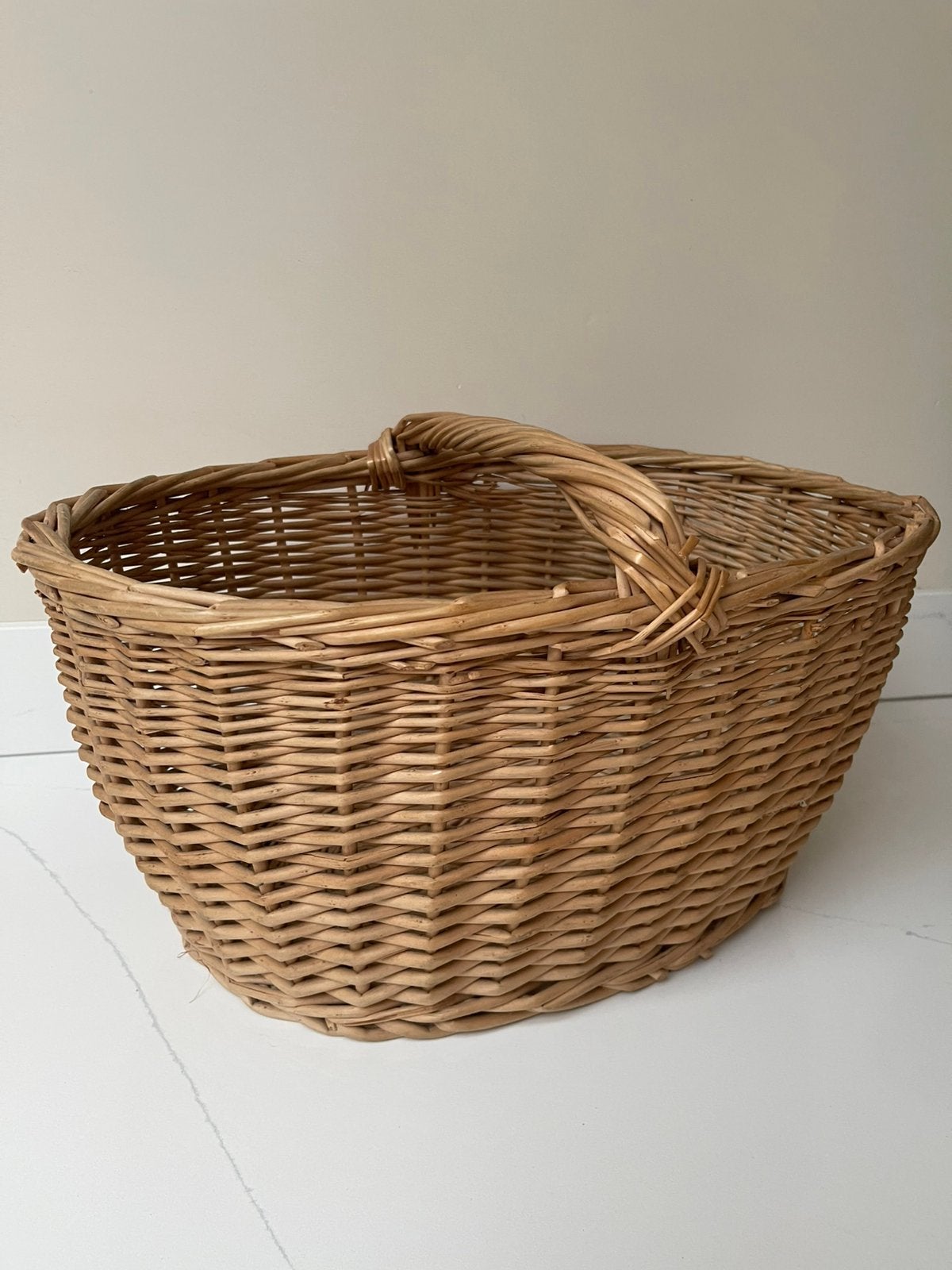 Grote vintage rieten plukmand houten hengsel haardhoutmand, Mand, Ophalen of Verzenden, Zo goed als nieuw, Met hengsel