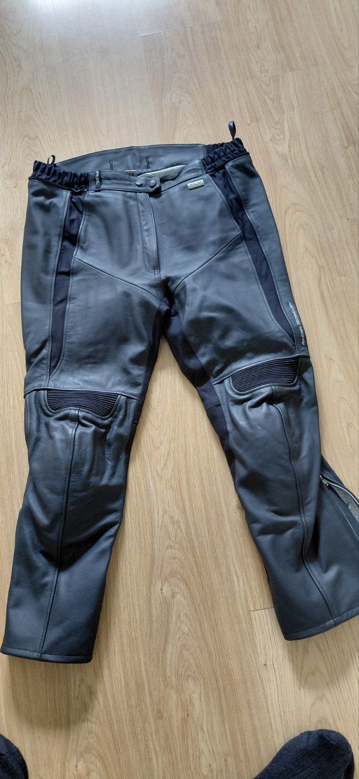 FLM dames leren motorbroek zwart maat 44, Motoren, Kleding | Motorkleding, Ophalen, Broek | leer, FLM, Nieuw zonder kaartje