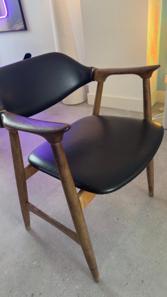 Mahjongg Koehoorn stoel teak en zwart skai-leer jaren '60, Antiek en Kunst, Antiek | Meubels | Stoelen en Banken, Ophalen