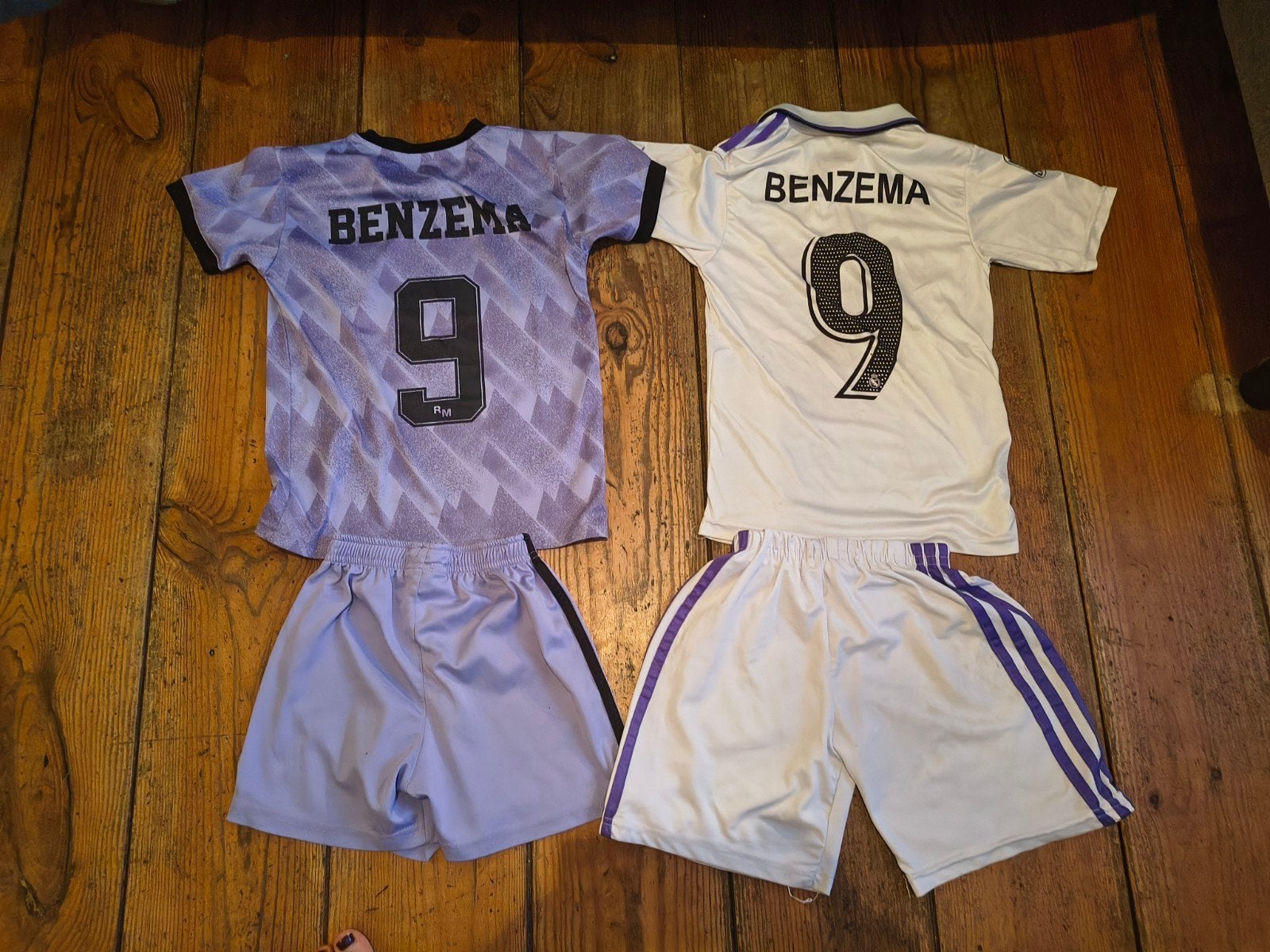 Real Madrid Benzema voetbaltenues (2 stuks), Kinderen en Baby's, Kinderkleding | Overige, Ophalen of Verzenden, Gebruikt, Adidas