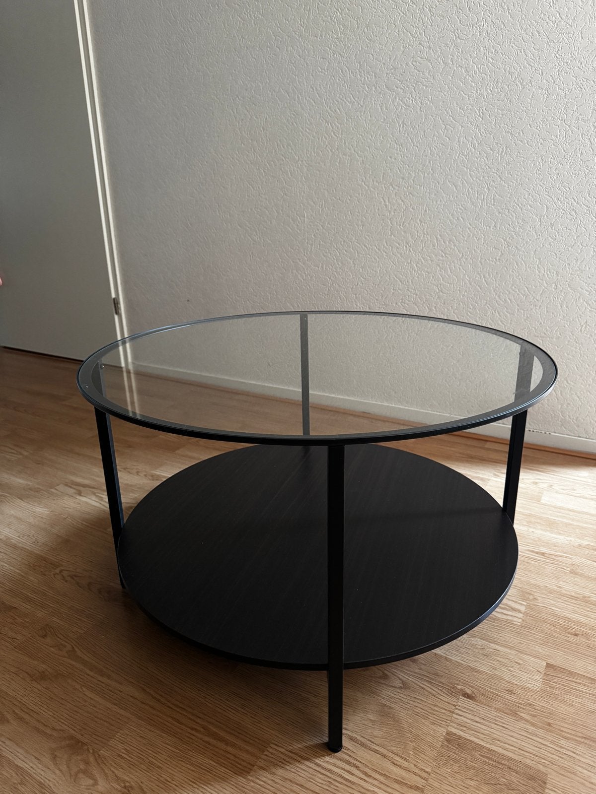 Stylish round coffee table with glass top and storage space, Rond, 5 – 50, 50 tot 100 cm, Ophalen of Verzenden