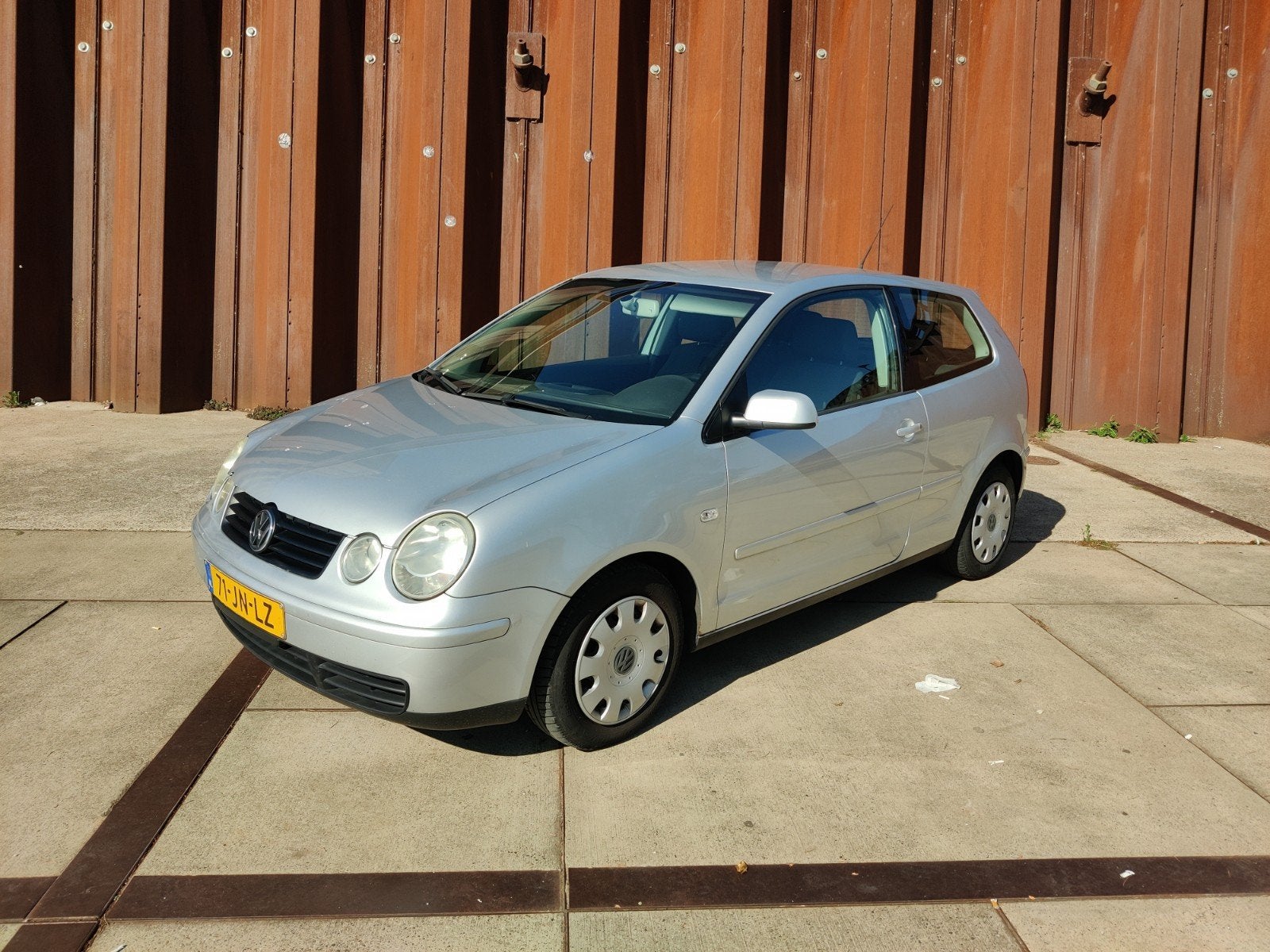 Volkswagen Polo 1.4 55KW AUT 2002 Grijs, Auto's, 74 pk, 49 €/maand, Origineel Nederlands, Particulier