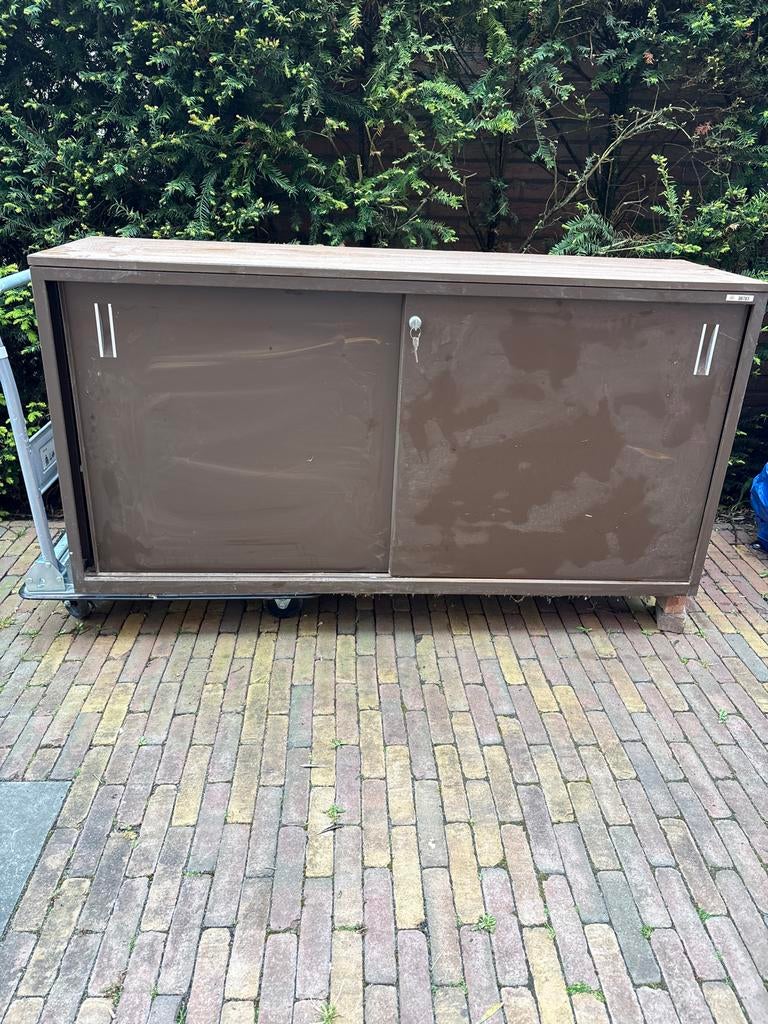 Metalen kast met schuifdeuren en slot 150x75, Ophalen, Gebruikt, 100 tot 150 cm, Meerdere deuren