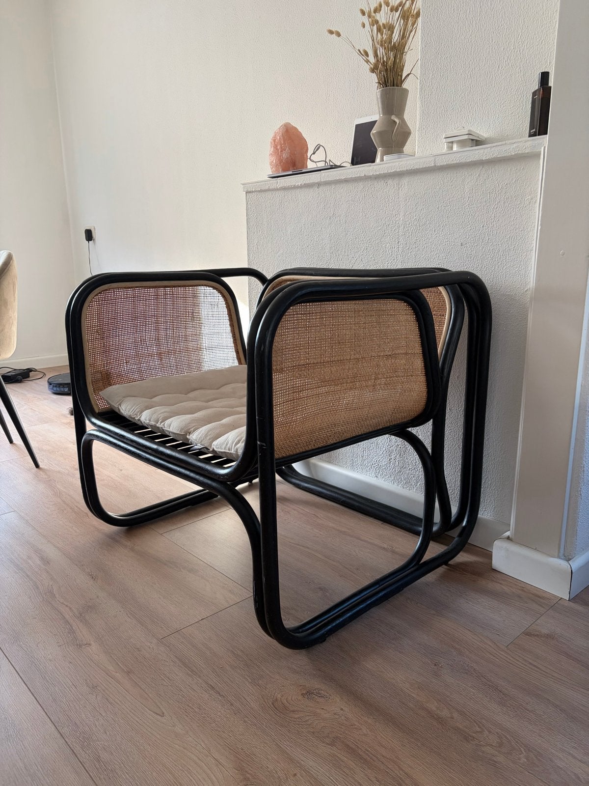 Stijlvolle rotan (LOODS 5)fauteuil met zwart frame en kussen, Ophalen, Gebruikt, Zwart, Metaal