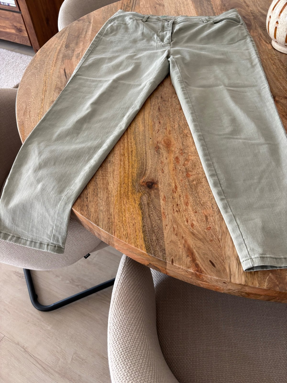 Toni lichtgroene broek maat 44 met leuke details, Ophalen of Verzenden, Zo goed als nieuw, Maat 42/44 (L), Groen