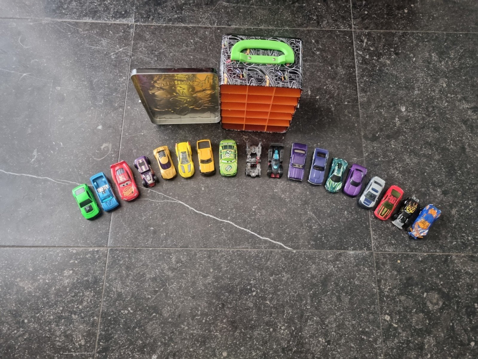 Hot Wheels auto's met opbergdoos - 18 stuks, Ophalen of Verzenden, Gebruikt