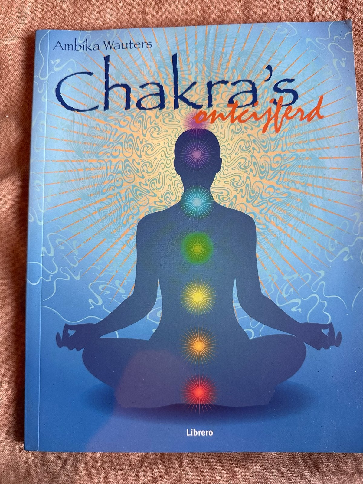 Chakra's ontcijferd - Ambika Wauters, Boeken, Ophalen of Verzenden, Zo goed als nieuw, Spiritualiteit algemeen, Achtergrond en Informatie