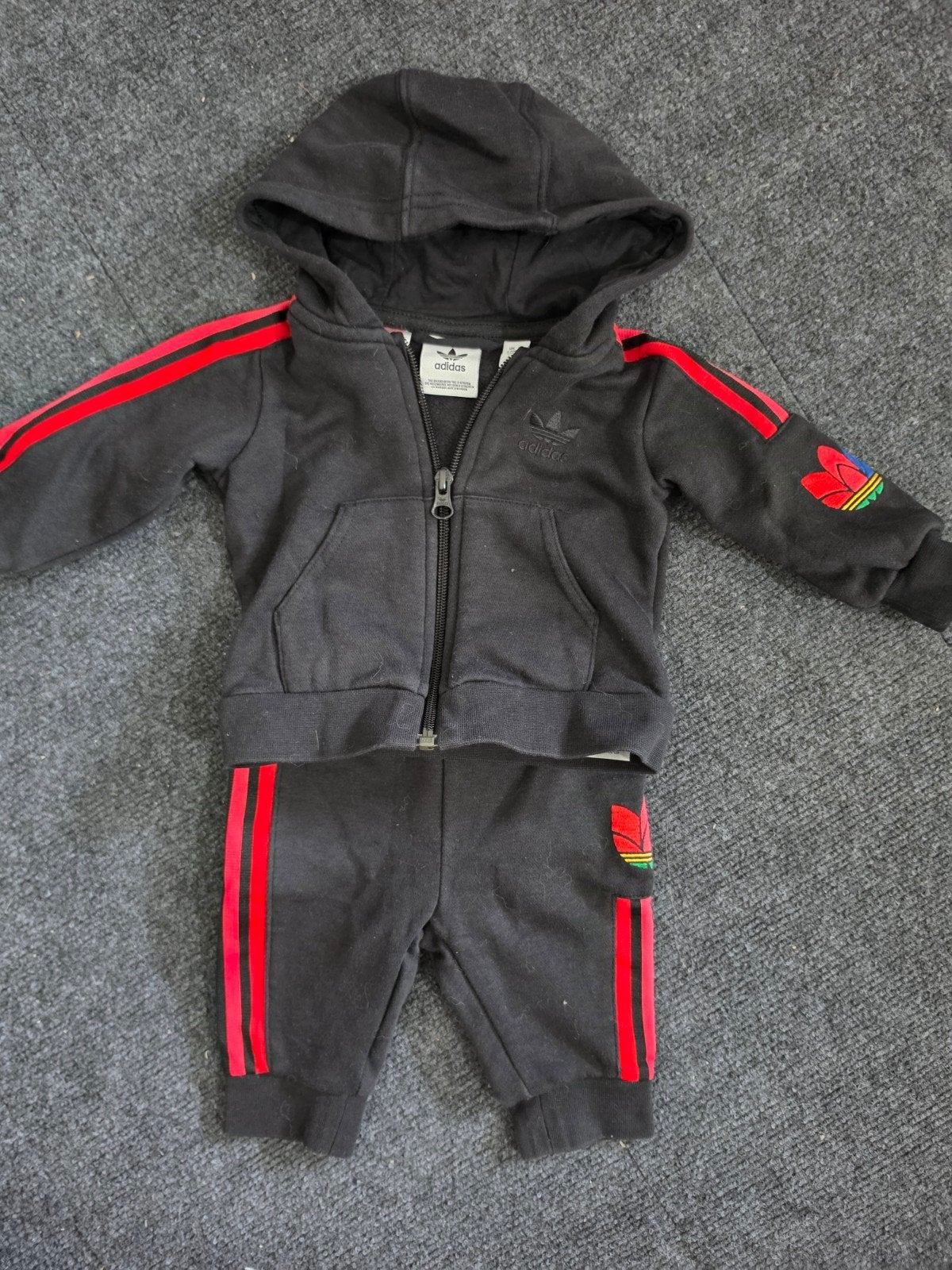Adidas Baby Trainingspak Zwart Regenboog 3-6M, Kinderen en Baby's, Ophalen of Verzenden, Zo goed als nieuw, Adidas, Jongetje of Meisje