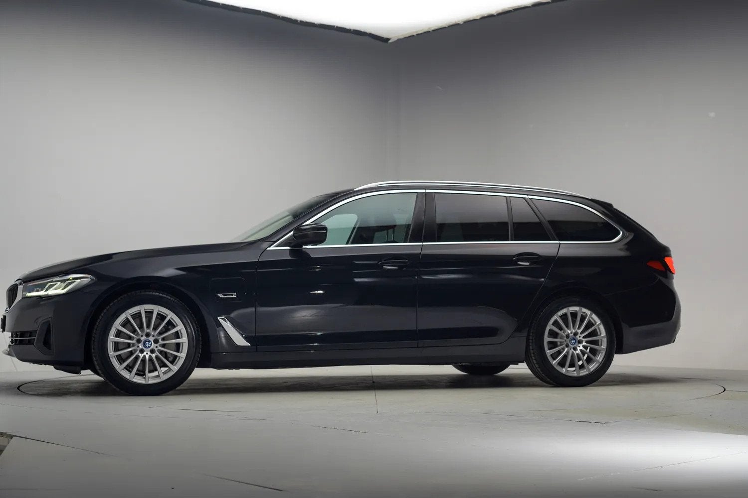 BMW 5 Serie 520e Executive Aut. [ Navi Leder Camera Trekhaak, Auto's, Gebruikt, 4 cilinders, Zwart, Parkeerassistent