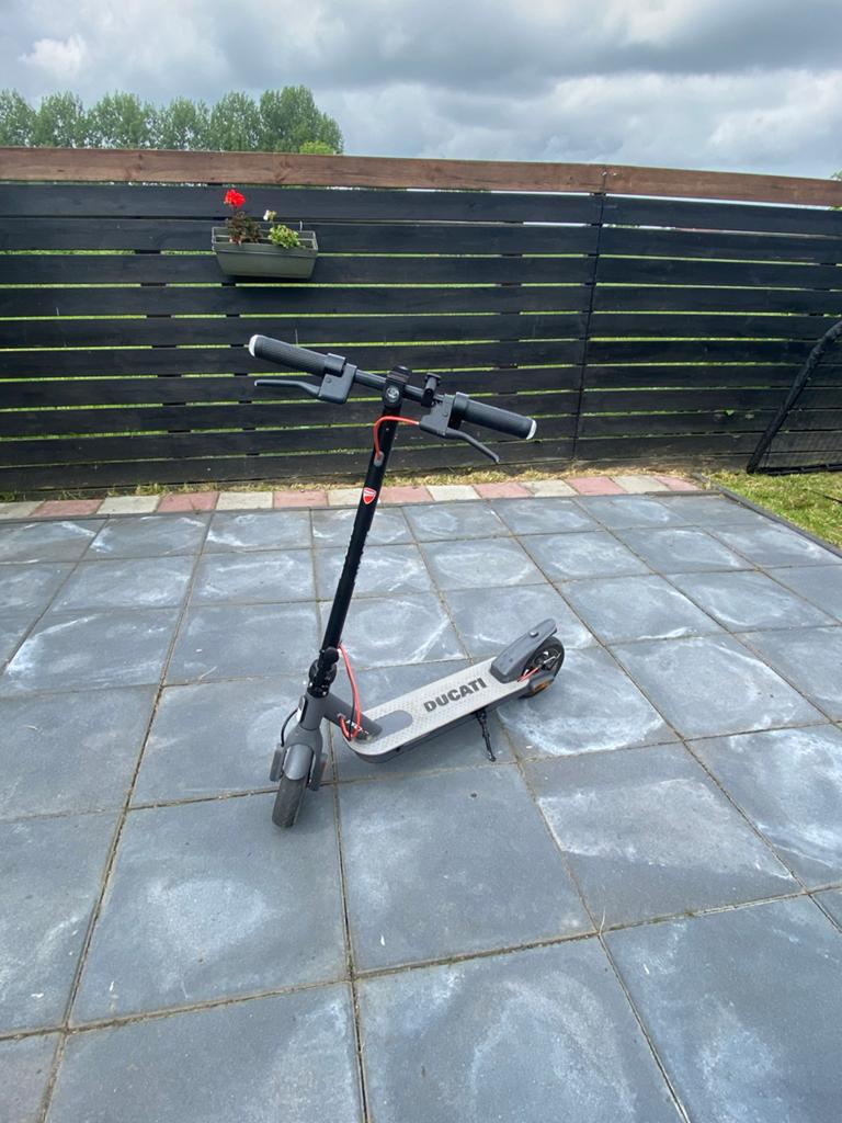 Ducati elektrische step met oplader, Ophalen, Gebruikt, Elektrische step (E-scooter)
