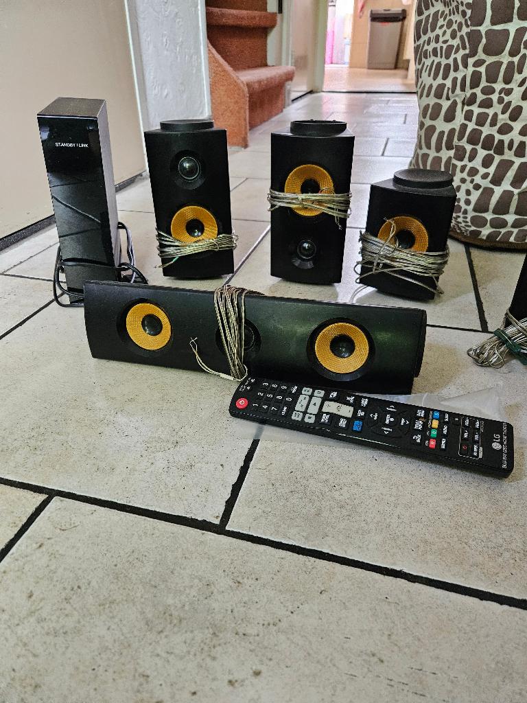 Dit is een LG LHB725W 5.1 home cinema-set, Audio, Tv en Foto, Home Cinema-sets, Gebruikt, 70 watt of meer, 5.1-systeem, Overige spelers
