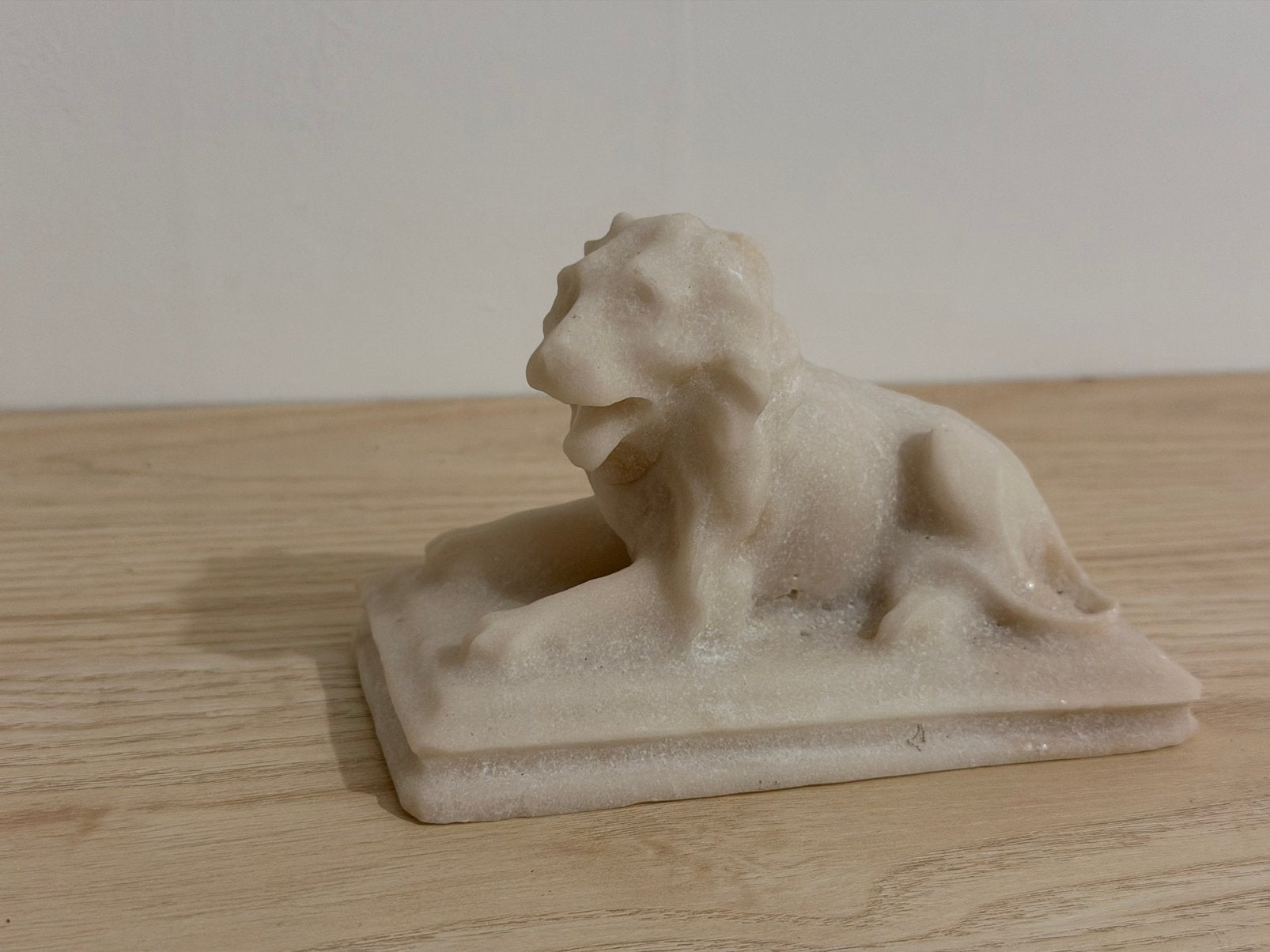 Vintage handgesneden Albast beeldje – Liggende Leeuw, Antiek en Kunst, Ophalen of Verzenden, Beeld