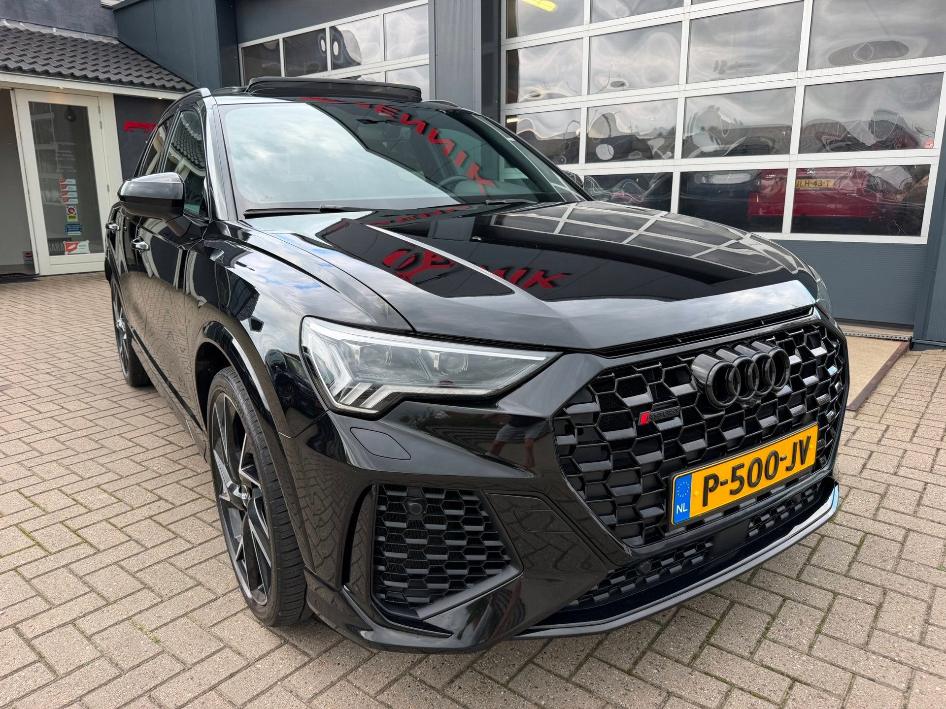 Audi RS Q3 2.5 TFSI RS Quattro 400PK / Pano / RS Seats / B&O, Auto's, Dealer onderhouden, Gebruikt, Zwart, Bedrijf
