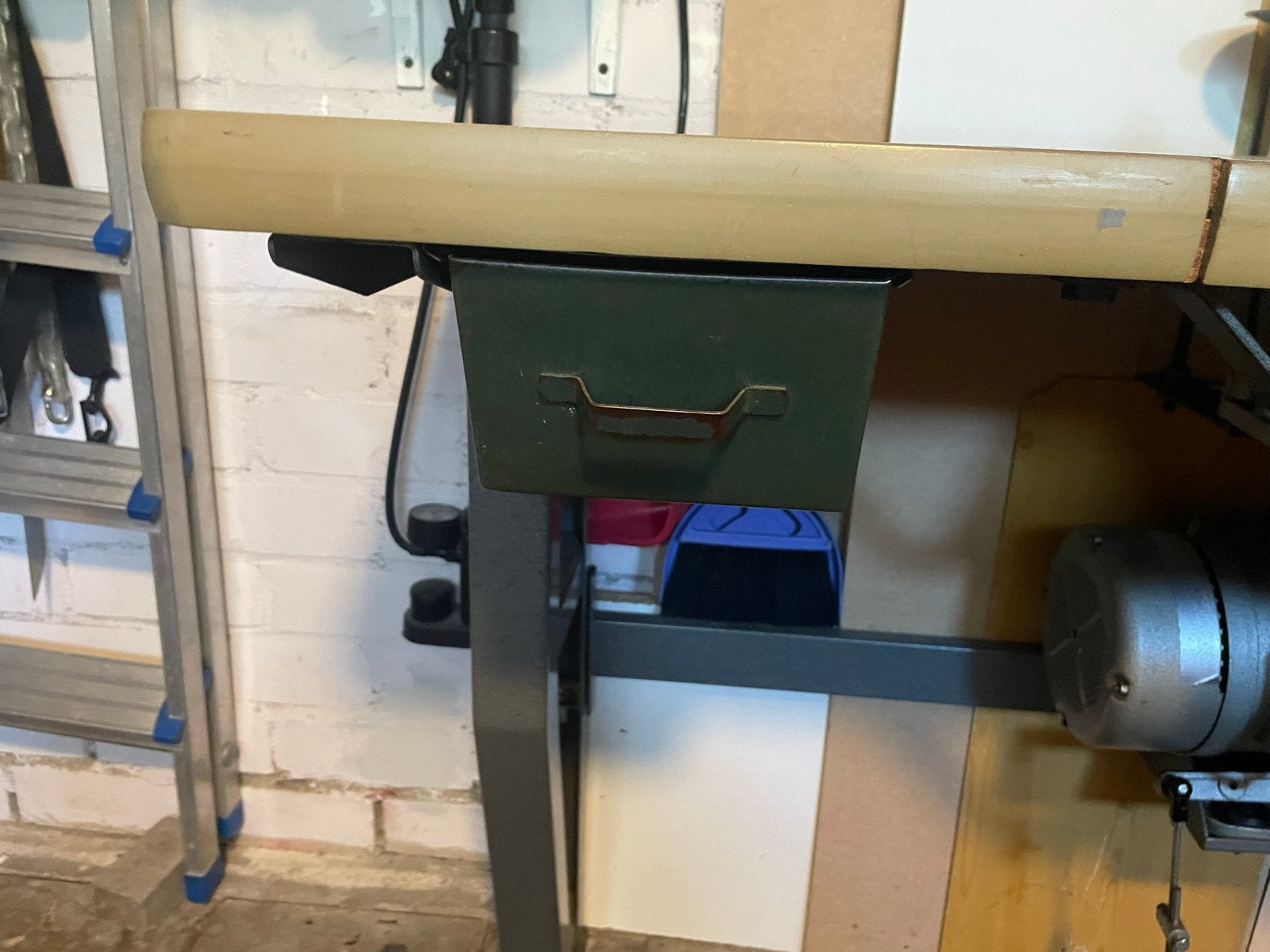 Brother Lockmachine met Industriële Motor en Tafel, Hobby en Vrije tijd, Gebruikt, Ophalen of Verzenden, Lockmachine, Industrieel
