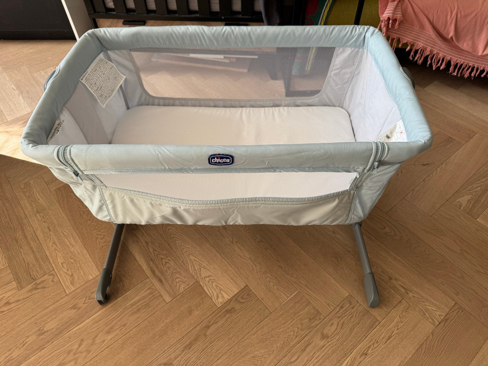 Chicco Next2Me Essential Co-sleeper/Reisbedje, Ophalen of Verzenden, Zo goed als nieuw, Reisbedje