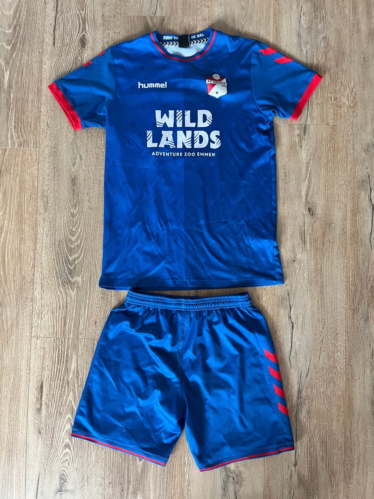 FC Emmen thuisshirt en broekje maat 164, Blauw, Overige maten, Ophalen of Verzenden, Zo goed als nieuw