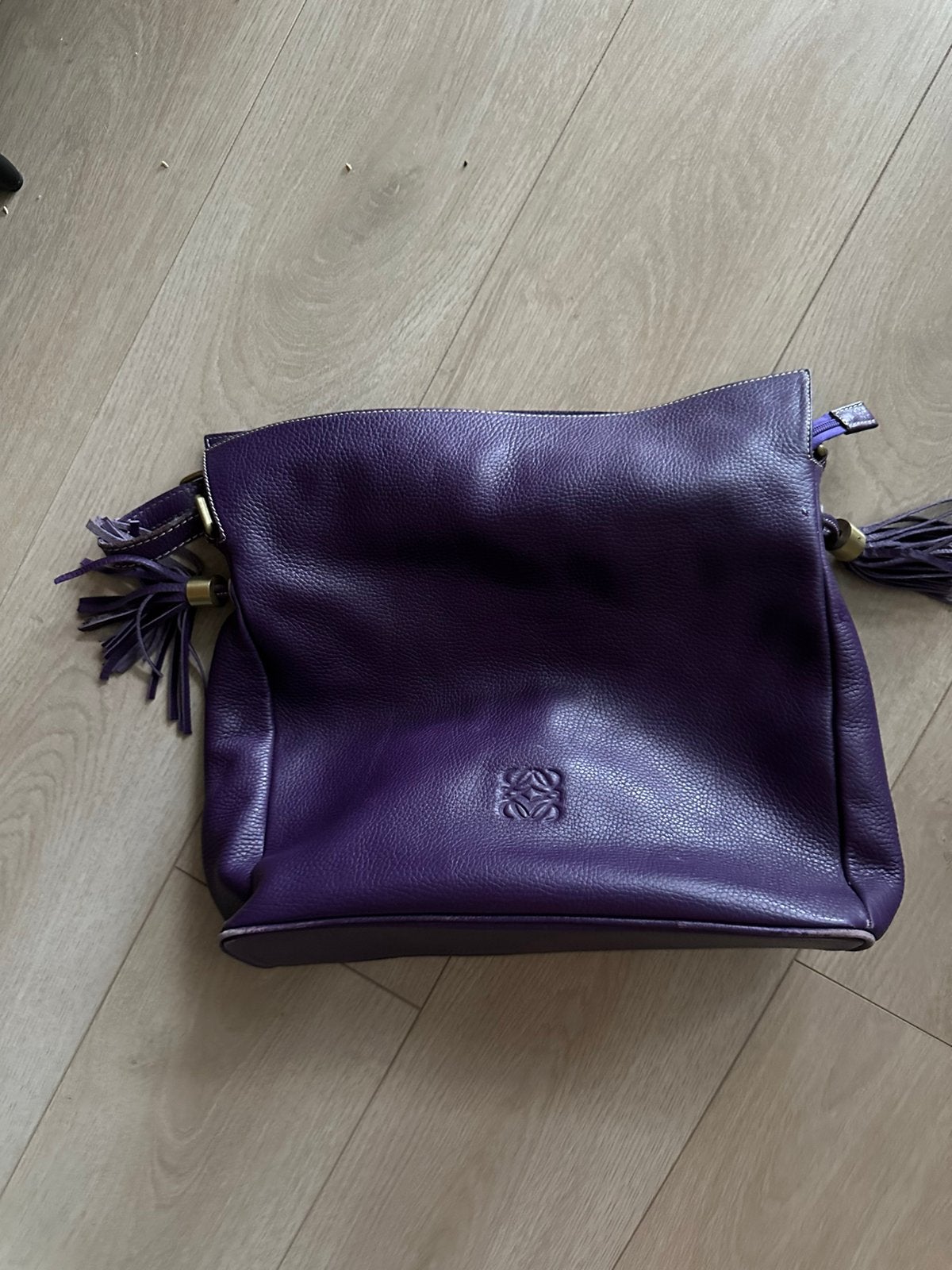 Loewe paarse leren schoudertas met kwastjes, Ophalen of Verzenden, Gebruikt, Paars, Schoudertasje