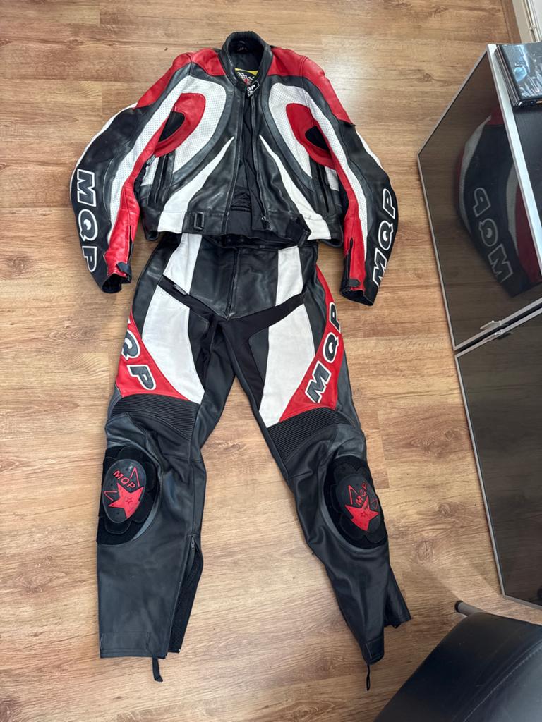 MQP Leren Zomer Motorpak - Zwart, Rood, Wit - Maat 56, Ophalen, Tweedehands, Heren, Combipak