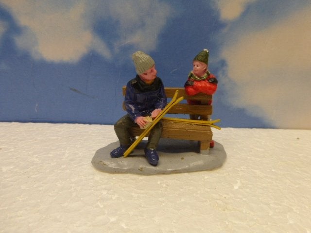 lemax waxing ski kerstdorp skiër poppetjes sneeuw figurienes, Diversen, Kerst, Ophalen of Verzenden, Zo goed als nieuw