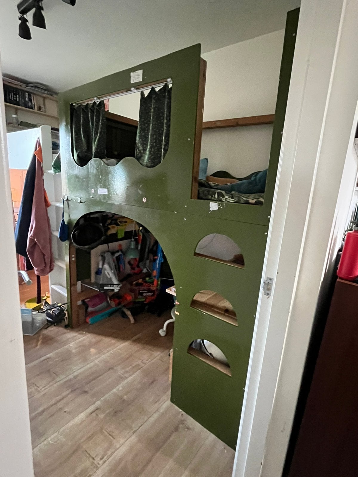 Jungle hoogslaper met bureautafeltje en luikjes, Kinderen en Baby's, Kinderkamer | Bedden, Ophalen, Hoogslaper of Stapelbed, Gebruikt