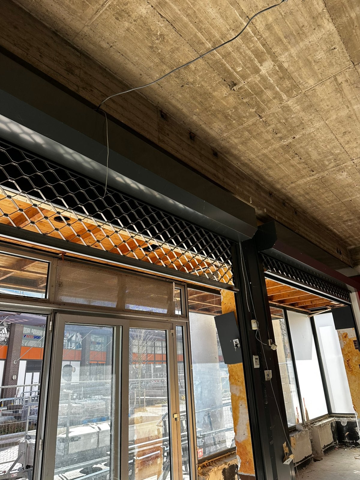 Gebruikt winkelrolluik | 680x230 cm | elektrisch bediend, Ophalen, Gebruikt, 200 cm of meer, 200 cm of meer