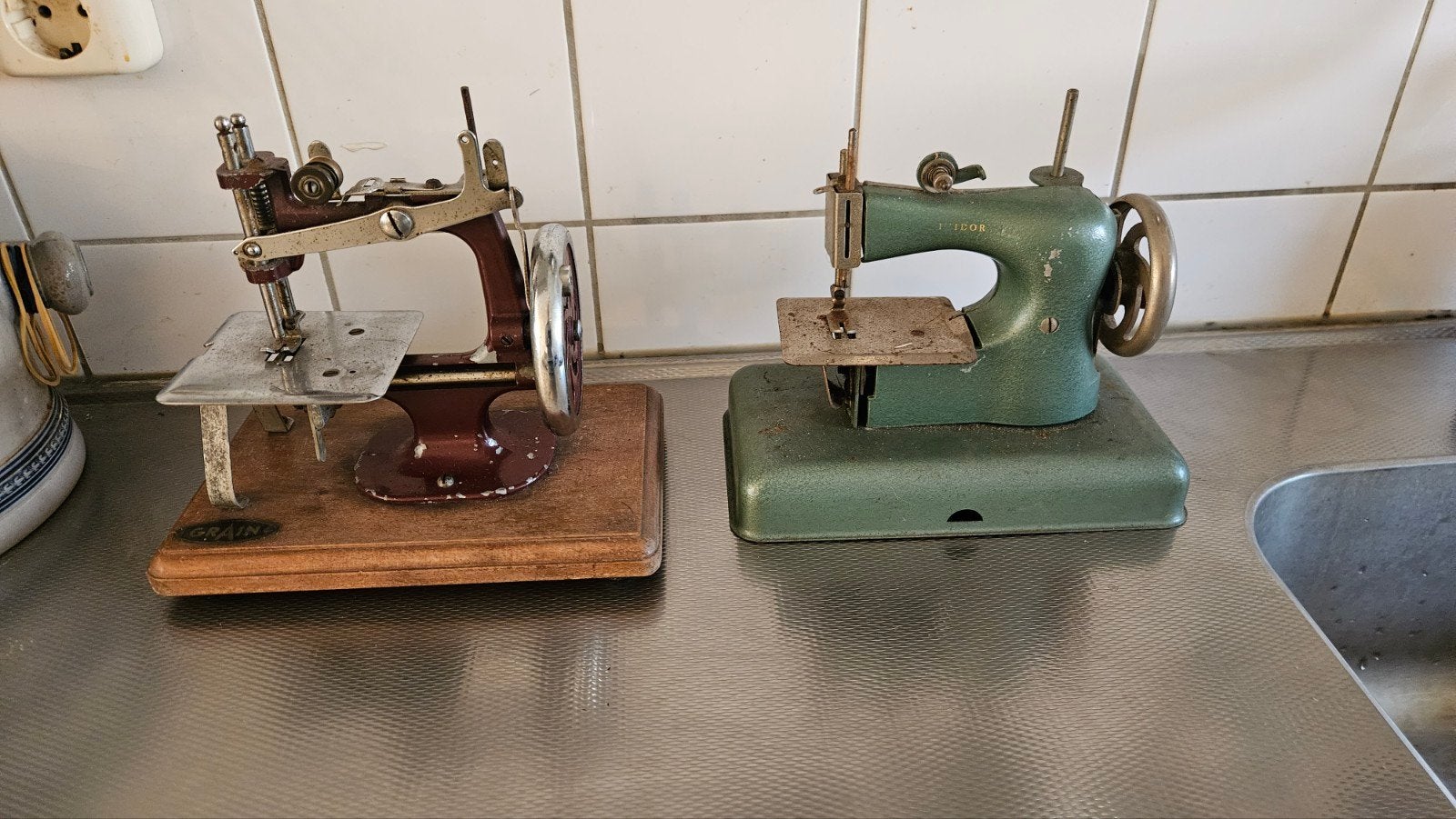 miniatuur naaimachine x 2, Ophalen of Verzenden