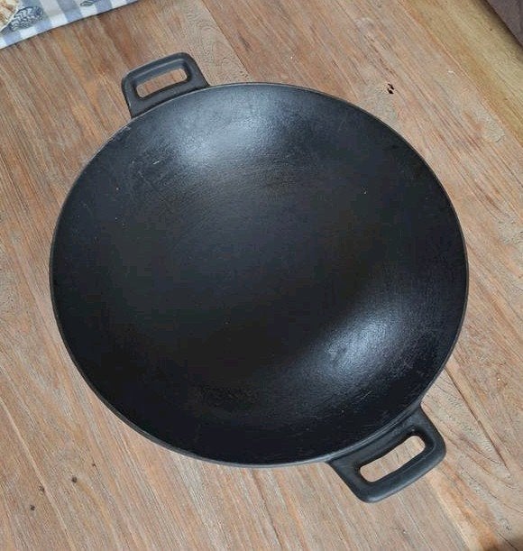 Gietijzeren Wok / Wadjang 33cm- Perfecte Staat, Huis en Inrichting, Keuken | Potten en Pannen, Gietijzer, Geschikt voor inductie