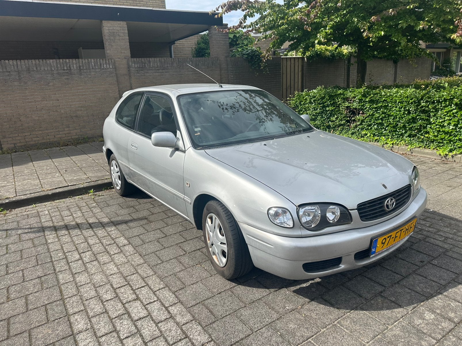 Toyota Corolla 1.4 HB Linea SOL 2000 Grijs, Auto's, Toyota, Voorwielaandrijving, 40 €/maand, 1398 cc, 4 cilinders