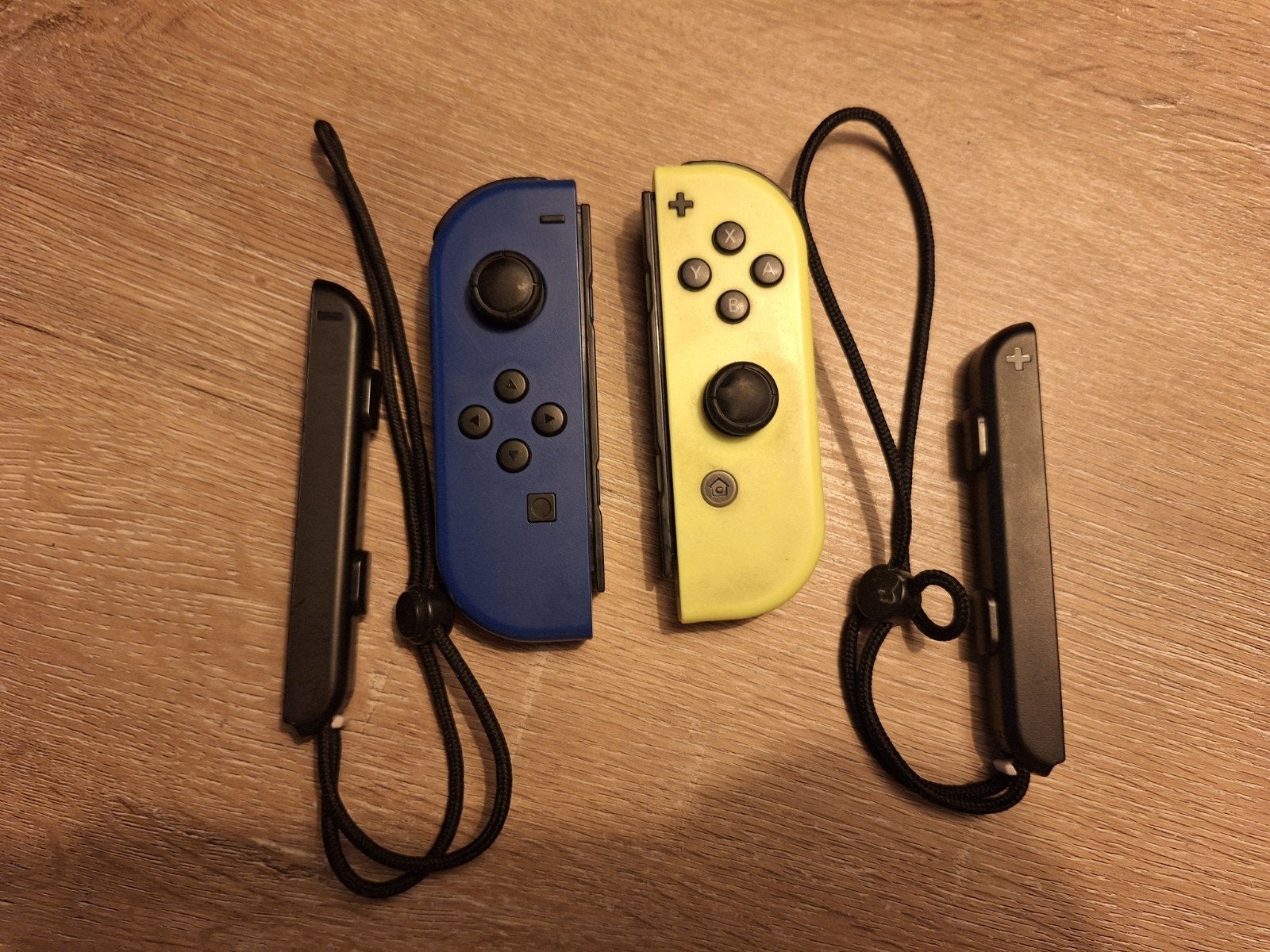 Nintendo Switch Joy-Cons (blauw en geel) met bandjes, Nintendo, Overige controllers, Zo goed als nieuw, Draadloos
