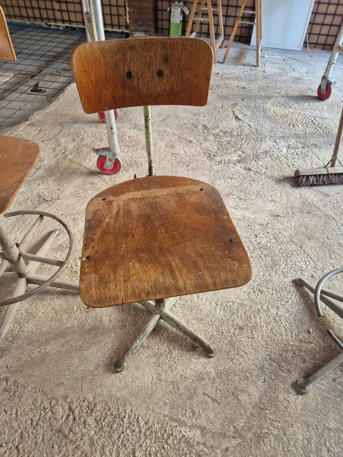 Vintage industriële kruk met houten zitting en rugleuning, Antiek en Kunst, Ophalen