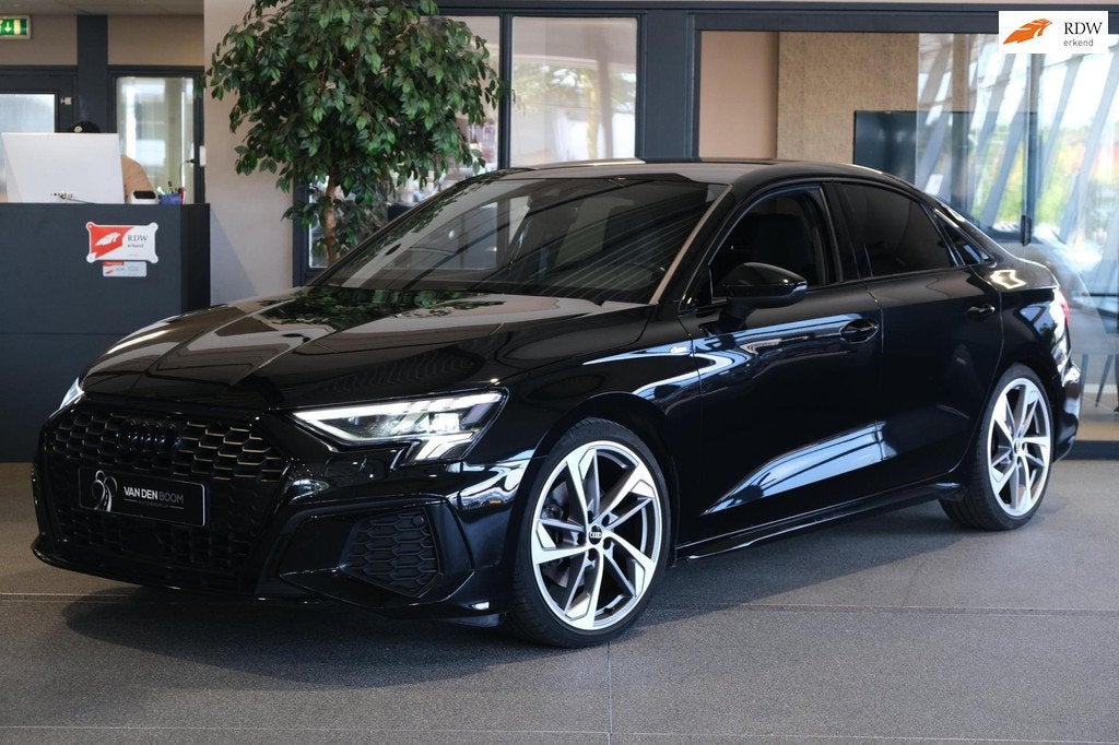 Audi A3 Limousine 35 TFSI S-Line Black Pack Leder Navi B&O C, Auto's, Audi, 4 cilinders, 150 pk, 4 stoelen, Zwart