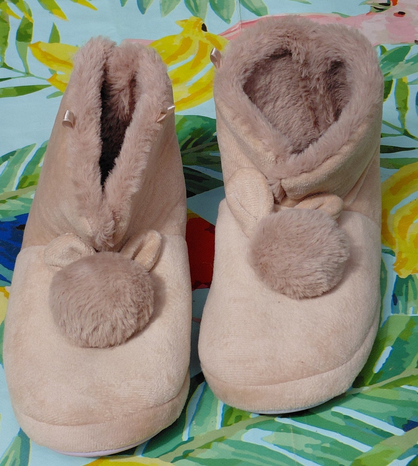 Creme pantoffels met pompon en konijnenoortjes, THUIS, Ophalen of Verzenden, Zo goed als nieuw, Roze